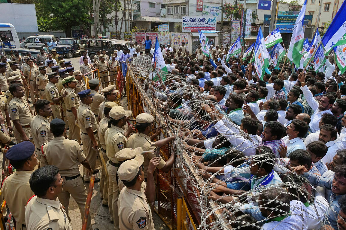 దర్శి నామినేషన్లలో ఉద్రిక్తత పోలీసులపై వైకాపా దాడి, ఎస్సైకి గాయం
