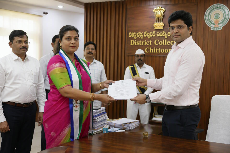 నగరి ఏకగ్రీవంపై కలెక్టర్కు ఆర్కే రోజా ఫిర్యాదు