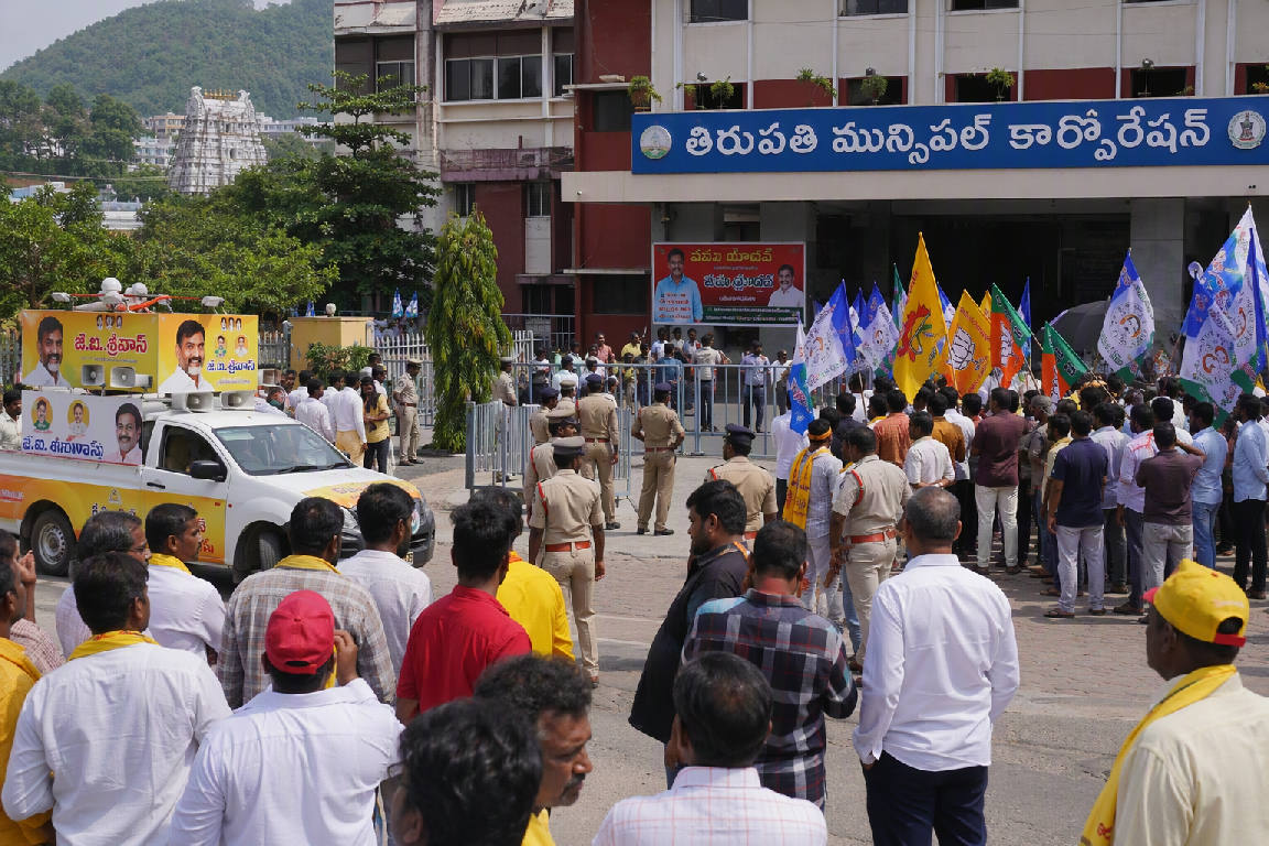 తిరుపతి మేయర్ పోరు: కూటమి అభ్యర్థి జేబీ శ్రీనివాస్తో వాసు యాదవ్ పోటీ