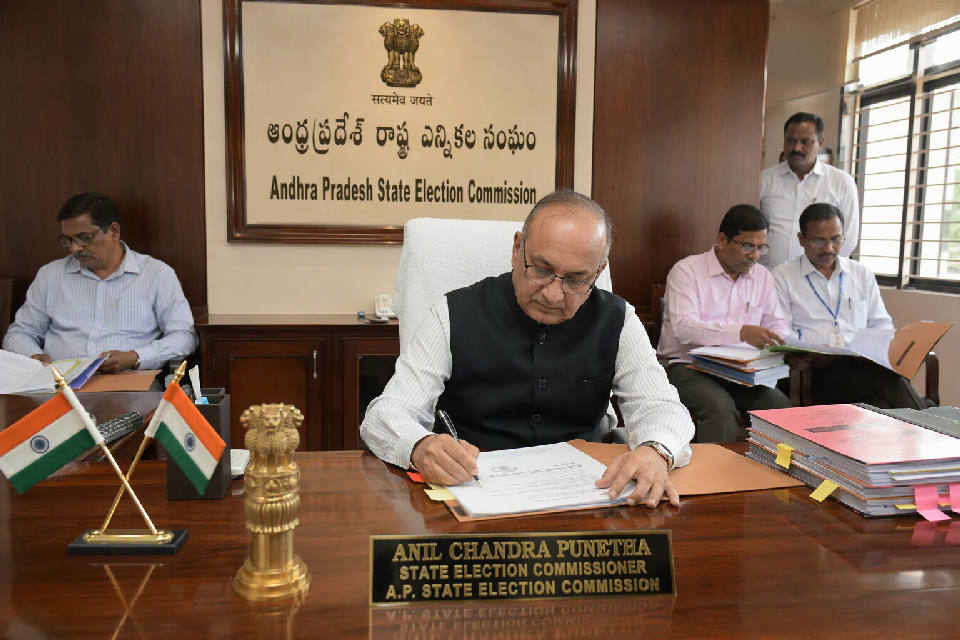 ఏపీలో 100 మున్సిపాలిటీల ఎన్నికల ప్రక్రియ తాత్కాలికంగా నిలిపివేత