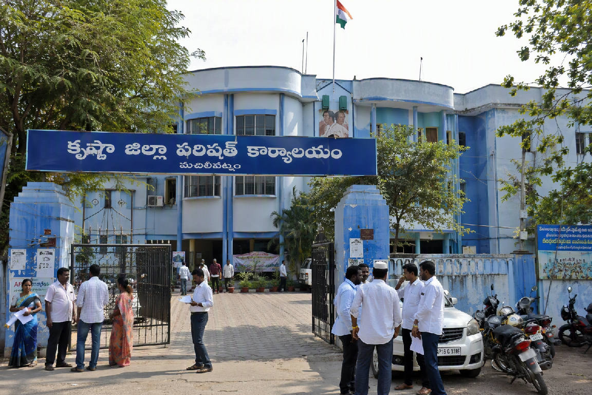 కృష్ణా జెడ్పీ పీఠంపై లేడీ ఫైట్: కూటమిలో 4, వైసీపీలో 2 పోటీ